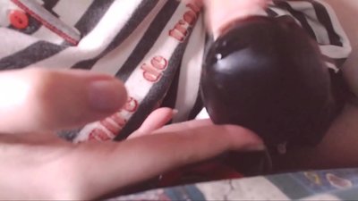 Merre këtë karin e zi të madh në gojën tënde rob i vogël